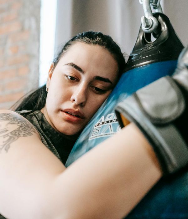 Athlete focusing before a workout, showing mental clarity and preparedness.